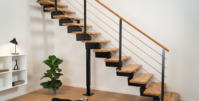 Uma escada com corrimão minimalista e elegante, combinando madeira e metal para um estilo contemporâneo.