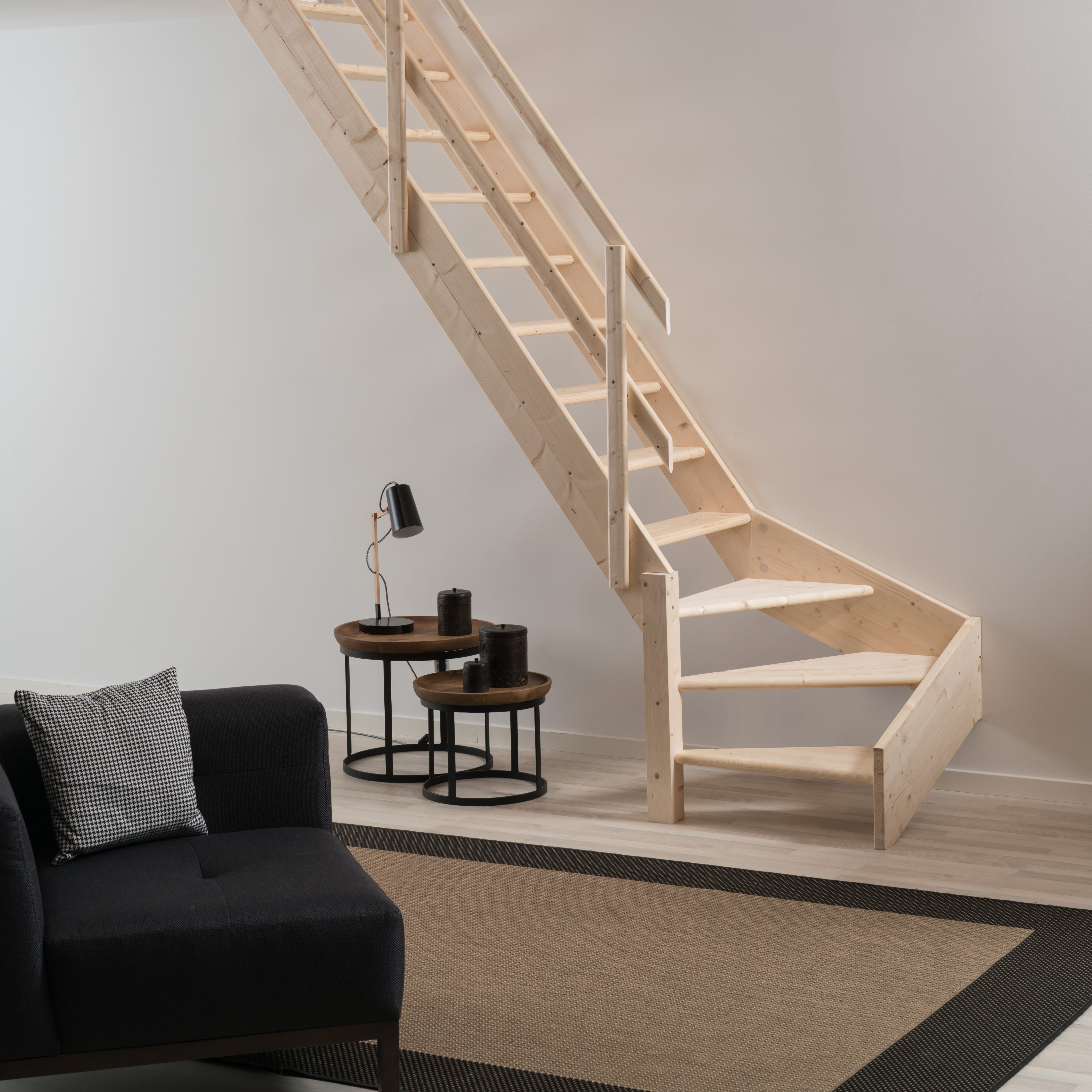 Escada de madeira minimalista NORMANDIE com linhas elegantes em uma sala moderna e iluminada.