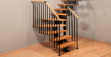 Uma escada com degraus giratórios e corrimãos elegantes, ideal para otimizar o espaço com estilo.