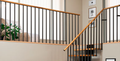 Guarda-corpos de andar combinando madeira e metal, oferecendo uma solução segura e elegante.