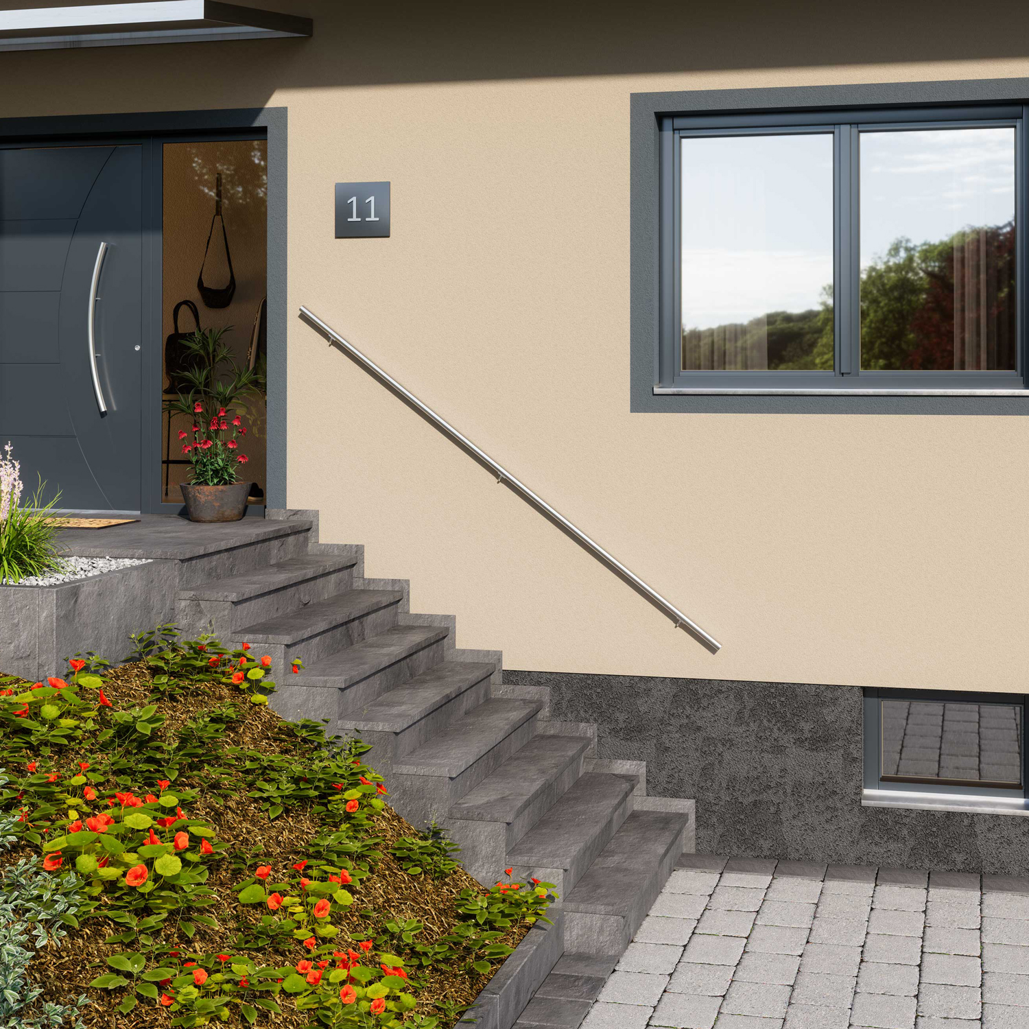 Escada externa com corrimão metálico elegante levando à entrada de uma casa moderna com paredes bege e porta escura.